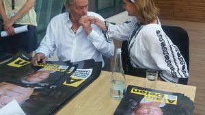 Manuela Harabor l-a vrajit pe Alain Delon, care a remarcat-o imediat: "M-a complimentat! Alain Delon mi-a spus ca sunt tare frumoasa!" Vezi ce autograf superb a primit actrita