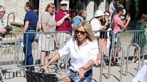 Soţia preşedintelui francez, în fustă mini pe bicicletă! Imaginile care au făcut senzaţie pe internet