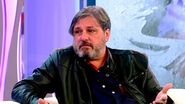 Cornel Gales este criticat pentru ca poarta rosu la emisiunile tv
