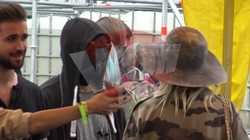 Cand nu sunt vopsiti pe fata, baietii de la Carla’s Dreams poarta cagule – Video Exclusiv!