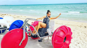 Thalia, incredibil de sexy în costum de baie! Are 45 de ani, dar arată ca o puştoaică de 19 ani