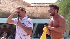 Dorian Popa s-a dezbracat si si-a aratat patratelele! Razvan Simion s-a luat de el: "Ba, tu esti alergic la textile? Asta se dezbraca si-n decembrie"