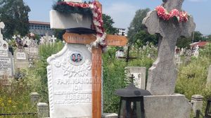 Dovada ca iubirea trece dincolo de moarte! Tatal Madalinei Manole merge la mormantul sotiei saptamanal desi abia se mai tine pe picioare! "Abia se misca, saracul!" Barbatul are probleme grave de sanatate! VIDEO EXCLUSIV