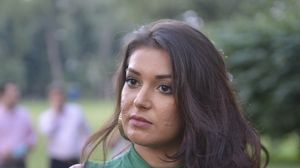Elena ex-Mandinga a scapat, in sfarsit, de cosuri! Cantareata se lupta acum "sa stearga" si cicatricile cu care a ramas pe fata! Afla chiar de la ea cum a castigat batalia cu acneea! VIDEO EXCLUSIV