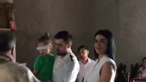 Fata lui Florin Salam l-a botezat pe copilul unchiului urmarit de FBI! Betty Stoian a fost nasa alaturi de Catalin, iubitul ei! VIDEO EXCLUSIV