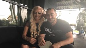Nicoleta Guta e noua Denisa Manelista? “Vraciul” Marian Vasile colaboreaza cu ea: “Vin hit-uri noi de la regina manelelor” - Vezi cat de mult s-a transformat blonda care a inceput sa adopte stilul vestimentar al tinerei artiste retrase din lumina reflecto