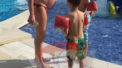 Elena Gheorghe, distractie la piscina cu doua saptamani inainte sa nasca! S-a ingrasat doar patru kilograme si arata senzational in costum de baie! Imaginile verii cu solista si cu familia ei...la balaceala! VIDEO EXCLUSIV!