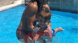 Imagini fabuloase cu Andreea Mantea la piscina! Bruneta a facut spectacol cu trupul ei sculptat la sala! Vedeta Kanal D si-a scos fiul, pe David, la o partida de balaceala si un pic de bronz