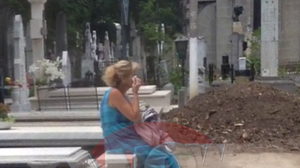 Vaduva isi stergea lacrimile, anul trecut, dupa ce a fost la mormantul sotului