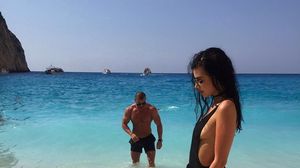 Fata unui cunoscut milionar bucurestean a pozat provocator pe o plaja celebra din Grecia! Vezi cum arata Adriana Thiess