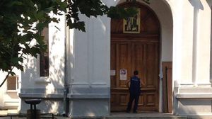 Incident bizar la priveghiul fetei lui Marius Teicu! Usa capelei a ramas blocata ore in sir! In final a fost chemat un lacatus