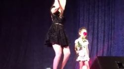 Cele mai emotionante imagini cu Denisa Raducu! Si-a chemat nepotica pe scena si i-a dat un trandafir! | DEZVALUIRI