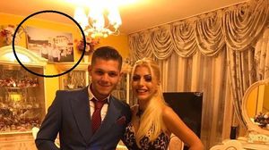 Tabloul din sufragerie (in medalion) in care apar Guta si cei doi frati ai sai, Samir si Orian