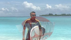 Catalin Botezatu a vaslit cocotat pe placa, in Maldive. "Este o senzatie extraordinara sa plutesti deasupra apei"