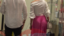 Victor Slav si Bianca Dragusanu au atras toate privirile la mall! Vezi ce a facut prezentatorul tv in timp ce blondina s-a dus la croitorie! VIDEO EXCLUSIV