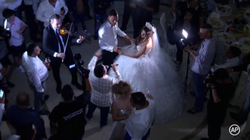 Distracţie pe cinste la o nuntă aranjată! Cum a arătat mireasa minoră şi ce ţinută extravagantă a purtat!
