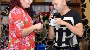 Nicolae Guta, umilit chiar de fiul sau, pe care l-a invatat meserie! Manelistul a primit doar o bancnota de 100 de lei la o cantare, in timp ce Nicu a incasat valuta pentru dedicatii!