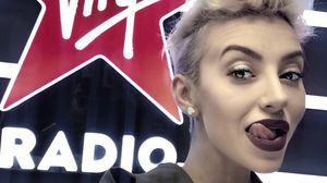 Giulia Anghelescu s-a intors la una dintre primele iubiri: radio-ul si a fost DJ pentru o saptamana