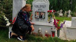 Cornel Gales, pus la zid de fanele Ilenei Ciuculete! ”Mi-au spus sa-mi scot poza de pe crucea de la cimitir ca nu merita sa stea langa a Zanicii” Vaduvul se justifica! EXCLUSIV