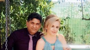 Matusa Denisei Raducu a fost nasa de cununie, impreuna cu Florin Peste! Uite ce eleganti au fost cei doi, care au renuntat la doliu FOTO