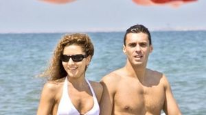 Mircea Badea si-a pozat sotia din...pat! Ce forme frumoase are Carmen Bruma