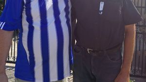 Tatal Denisei s-a fotografiat cu un admirator al fiicei sale, in urma cu cateva zile