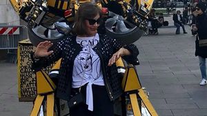 Romanita Iovan, in bratele unui robot! Creatoarea de moda se distreaza de minune in vacanta din Italia
