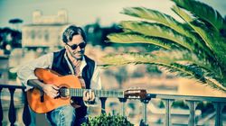 Ce a solicitat celebrul chitarist Al Di Meola pentru concertul de la Iasi! Artistul a vrut sa sta intr-o suita de lux a unui hotel de cinci stele, sa aiba in meniu branza elvetiana si o sticla de vin alb rece la gheata!
