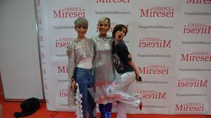 Cum arata mama cantaretei Sore! Femeia a filmat prezentarea cu tinute create de fiica ei