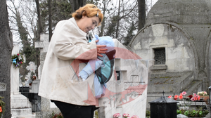 Ioana Tufaru, sfasiata de durere la mormantul mamei ei. A fost la locul de veci chiar de ziua regretatei artiste. "Am plans, am plans in hohote!" FOTO!