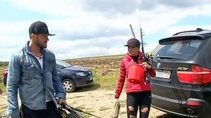 Andreea Mantea si Victor Slav s-au intrecut pe balta! Prezentatorii WOWBiz au mers la pescuit