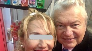 Gheorghe Turda s-a dus la expozitie sa faca reclama standului cu cosmetice al noii sale iubite! Blonda Liliana, care este cu 19 ani mai tanara decat artistul popular, detine si o agentie de turism!