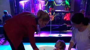 Valentina Pelinel a venit cu bona la petrecerea de botez a fetitei lui Madalin Ionescu. Femeia care are grija de micutul Milan locuieste in vila din Pipera si a plecat intr-o super vacanta de 5 stele, in Turcia VIDEO EXCLUSIV