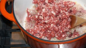 Inspectorii OPC au gasit in magazine carne tocata de vita, fara niciun pic de vita. Ce continea, de fapt, produsul