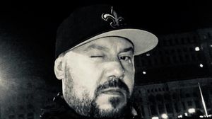 Rimaru de la R.A.C.L.A. a scos o melodie cu mesaj clar: "Si te vad ca printre bare dupa un hashtag, chiar daca recunosc ca atunci am dat-o foarte grav de gard!"