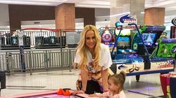 Anda Adam, prima petrecere pentru ziua fetitei sale! Vedeta i-a facut evenimentul micutei intr-un parc de distractii