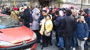 Unei femei i s-a facut rau in multimea care astepta sa primeasca haine de la Oana Zavoranu! Jandarmii au convins-o cu greu sa se departeze pentru ca ea isi dorea sa intre in casa VIDEO EXCLUSIV