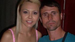 Obiectul straniu pe care Andrei, cel mai mare fan al Denisei Raducu, l-a adus la mormantul manelistei! Regretata solista ar fi implinit astazi 28 de ani FOTO