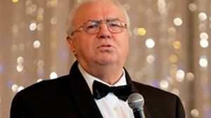 Cum arata acum Alexandru Arsinel dupa dramele de la sfarsitul anului trecut! A urcat din nou pe scena, insa la finalul spectacolului, durerea i se citea pe chip FOTO