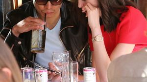 Mister Pink i-a platit vacanta lui Irinel Columbeanu in America. "Nu stiu ce alt barbat ar face asta pentru un fost sot". Milionarul chinez o divinizeaza pe Monica Gabor Monica Gabor se iubeste cu omul de afaceri poreclit Mister Pink