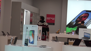 Cornel de la Vunk vrea sa-si schimbe telefonul. A studiat cu atentie oferta unui brand celebru de gadget-uri VIDEO EXCLUSIV!