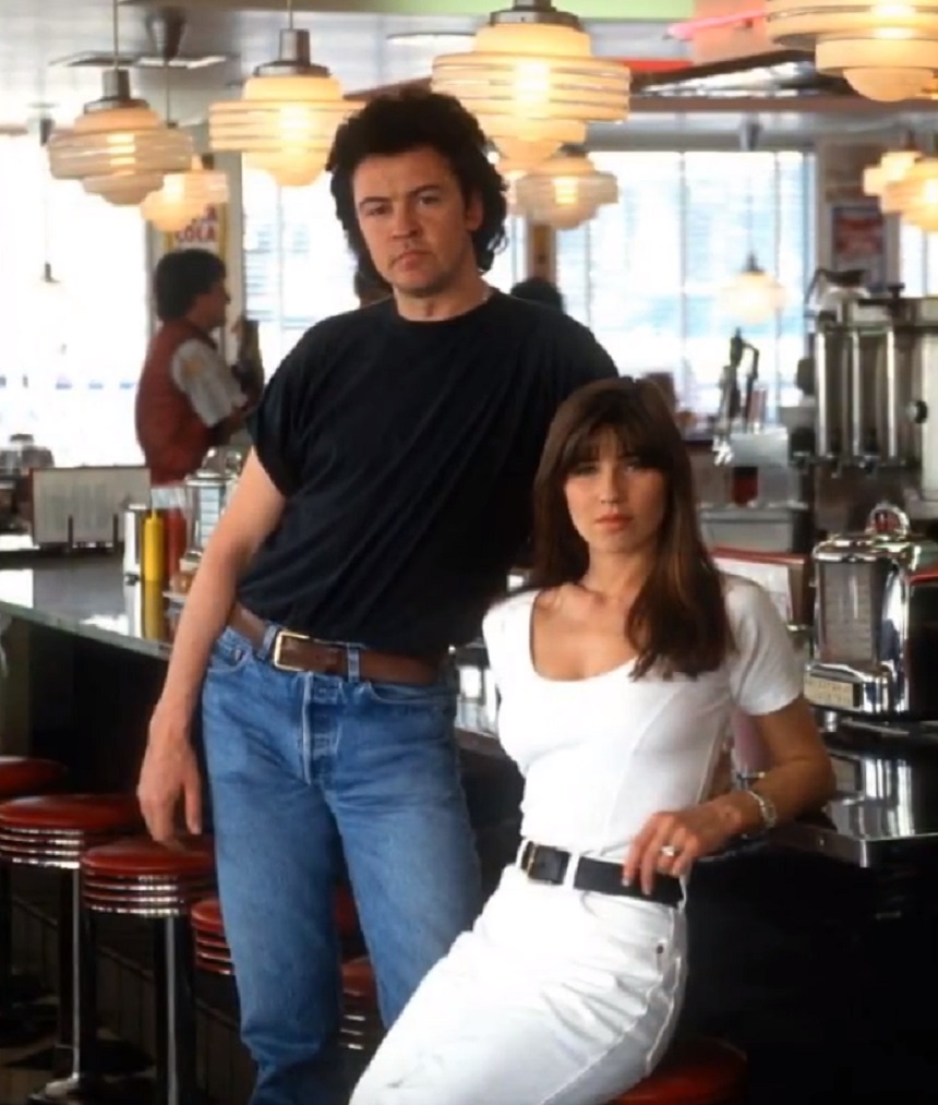 BACKGRIDUn artist celebru, daramat de durere