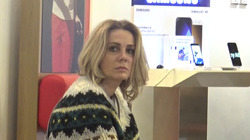 Dana Savuica era sa adoarma la un magazin. Paparazzii WOWbiz.ro au surprins-o in ultimul hal de oboseala VIDEO EXCLUSIV