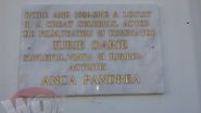 Pe unul dintre peretii exteriori ai casei este o placa comemorativa a lui Iurie Darie
