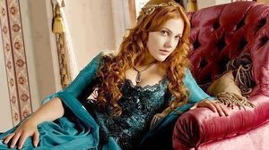 O mai tineti minte pe Meryem Uzerli, frumoasa roscata care a interpretat-o pe sultana Hurrem? Sora ei este acum celebra