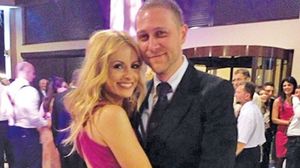 Simona Gherghe s-a pozat asa, iar un detaliu s-a observat pe gat! Oare ce va zice sotul ei despre asta