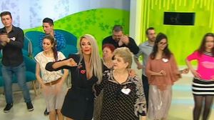 Bianca Dragusanu a dansat cu doamna Gina pe muzica populara! La un moment dat, doamna Gina i-a soptit Biancai ceva la ureche! Ce i-a spus