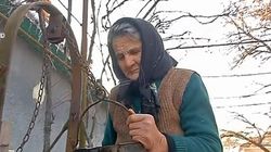 Tanti Florica, batrana care face curat la mormintele din sat, vizitata de Victor Slav. Bunica uitata de rude a primit cea mai frumoasa surpriza