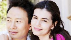 Monica Gabor si Mr. Pink sunt de 5 ani impreuna, dar inca nu se inteleg in limba engleza! De vina este Monica, care s-a inscris din nou la cursuri!