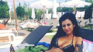 Fotomodel cu dosar penal! Cine este focoasa bruneta care a intrat intr-un mare scandal